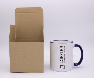 Keramiktassen neben braunem Karton