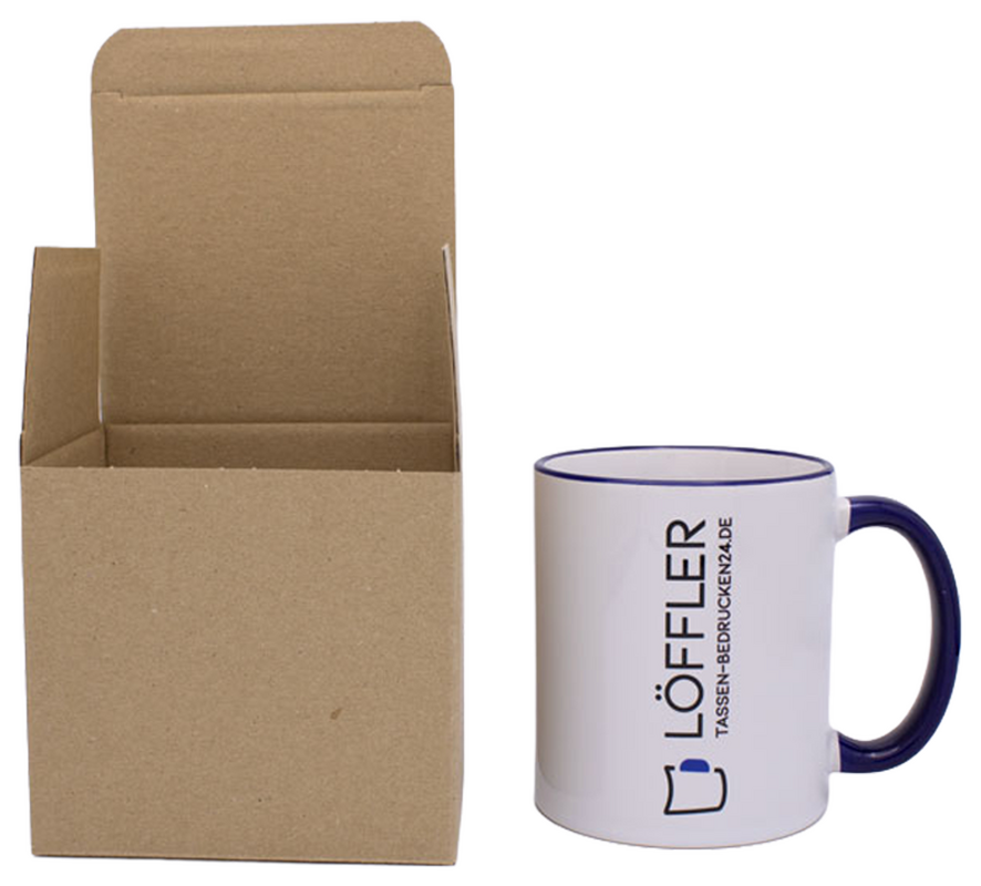Brauner Wellpappenkarton für eine Tasse mit einer bedruckten Keramiktassen von LÖFFFLER - TASSEN-BEDRUCKEN24.DE