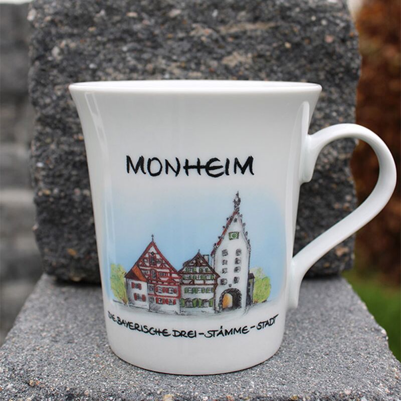 Weiße Porzellantasse mit einem Logodruck