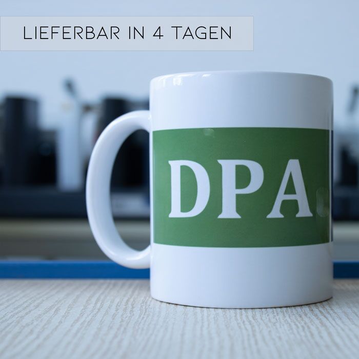 eine bedruckte Keramiktasse mit einem Rundumdruck
