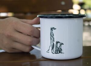 Emaille Tassen draußen im Biergarten und in der Natur einsetzbar Emaille Tasse mit schwarzen Rand und einfarbigen Druck